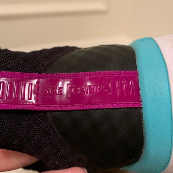 Nike ladies athletic tennis shoes - Picture 3 of 9